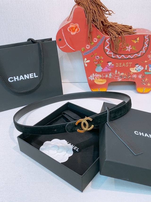 New Chanel Narrow Reversible Belt Chanel's classic reversible belt, made of high New Chanel Narrow Reversible Belt Chanel's classic reversible belt, made of high