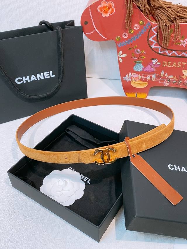 New Chanel Narrow Reversible Belt Chanel's classic reversible belt, made of high New Chanel Narrow Reversible Belt Chanel's classic reversible belt, made of high