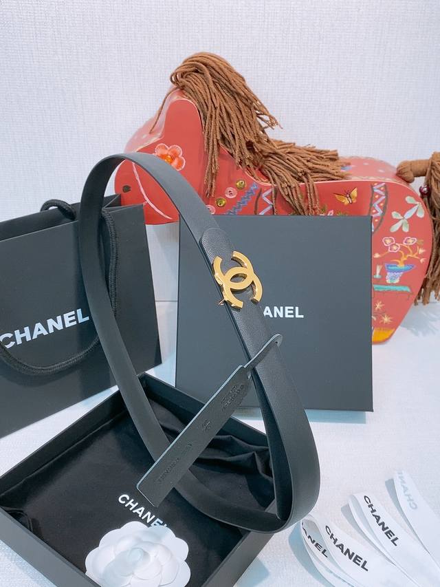 New Chanel Narrow Reversible Belt Chanel's classic reversible belt, made of high New Chanel Narrow Reversible Belt Chanel's classic reversible belt, made of high