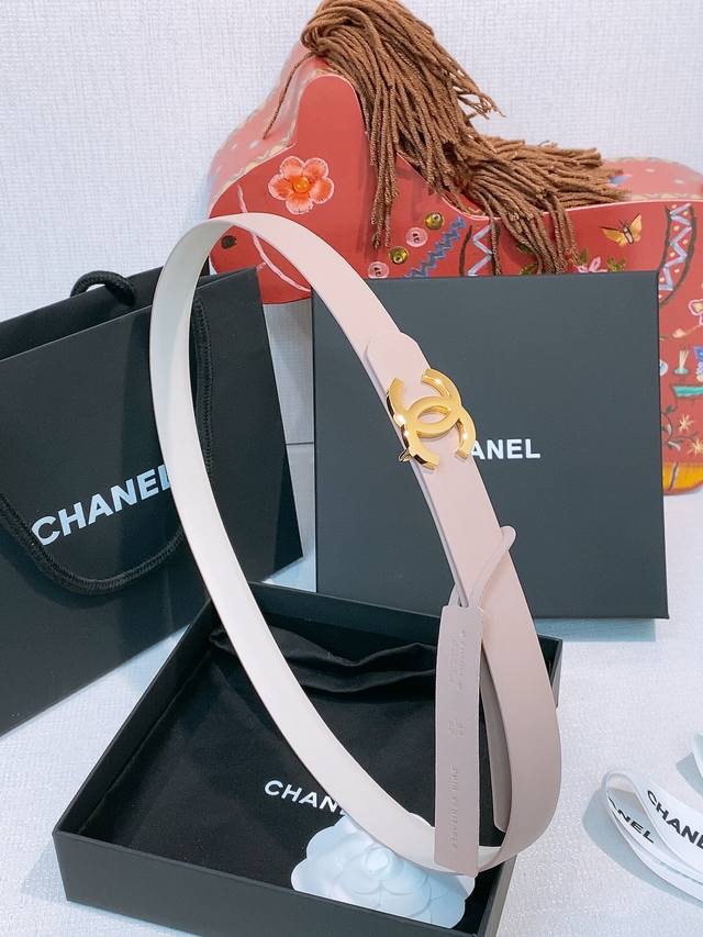 New Chanel Narrow Reversible Belt Chanel's classic reversible belt, made of high New Chanel Narrow Reversible Belt Chanel's classic reversible belt, made of high
