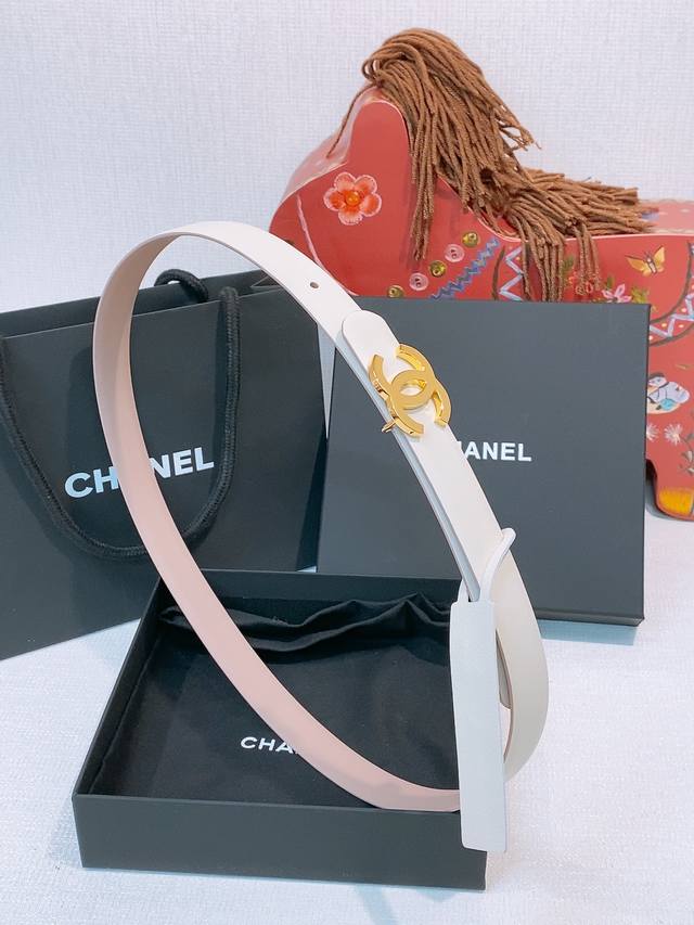 New Chanel Narrow Reversible Belt Chanel's classic reversible belt, made of high New Chanel Narrow Reversible Belt Chanel's classic reversible belt, made of high