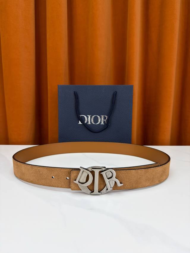 Width 3.5cm This belt buckle is a new Dior item, continuing the classic design w