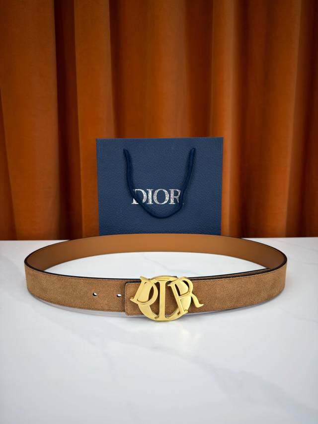 Width 3.5cm This belt buckle is a new Dior item, continuing the classic design w