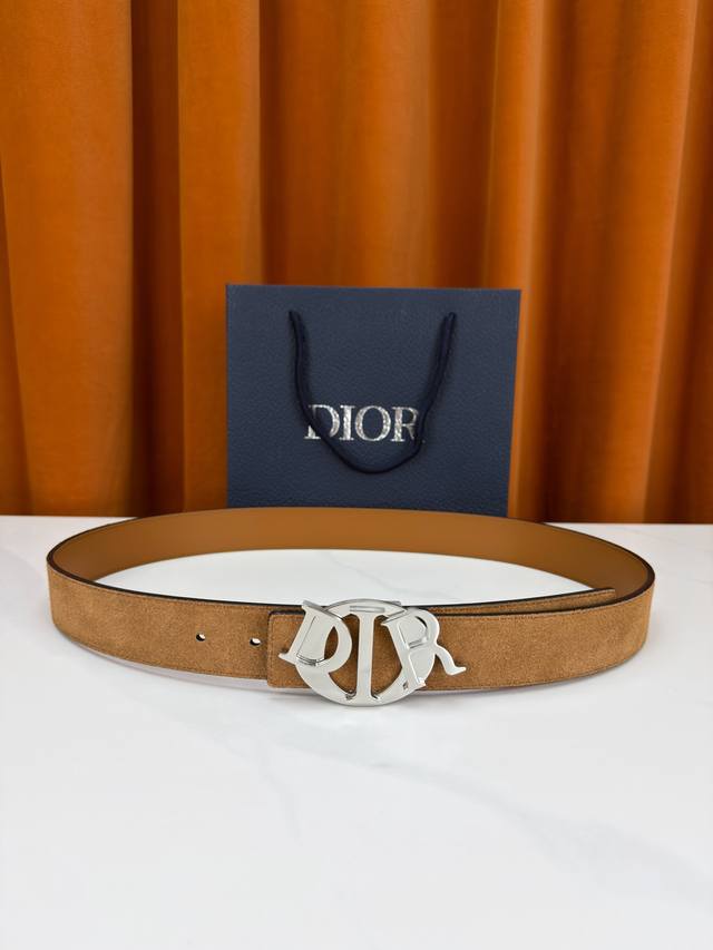 Width 3.5cm This belt buckle is a new Dior item, continuing the classic design w