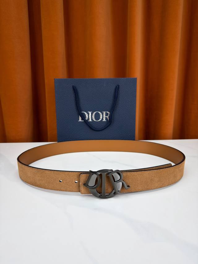 Width 3.5cm This belt buckle is a new Dior item, continuing the classic design w