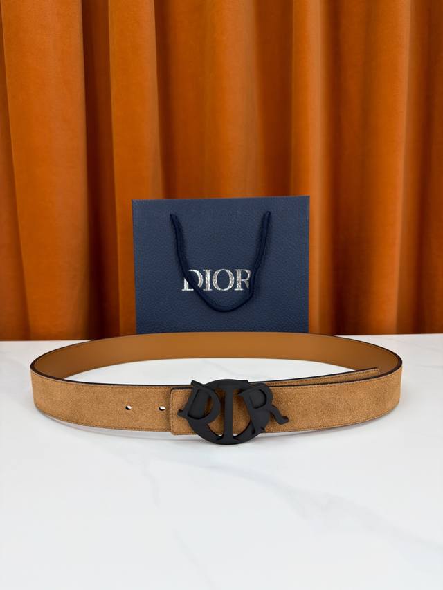 Width 3.5cm This belt buckle is a new Dior item, continuing the classic design w