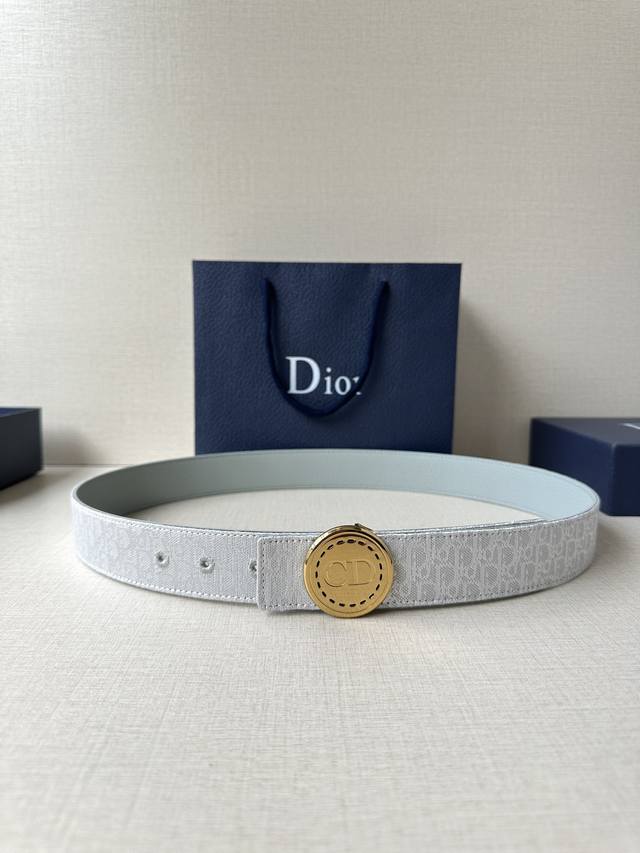 Width 3.5cm This Dior Charm belt buckle is a new addition to the summer menswear