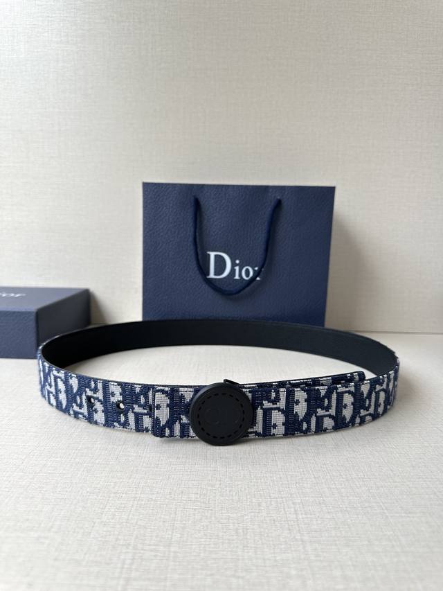 Width 3.5cm This Dior Charm belt buckle is a new addition to the summer menswear