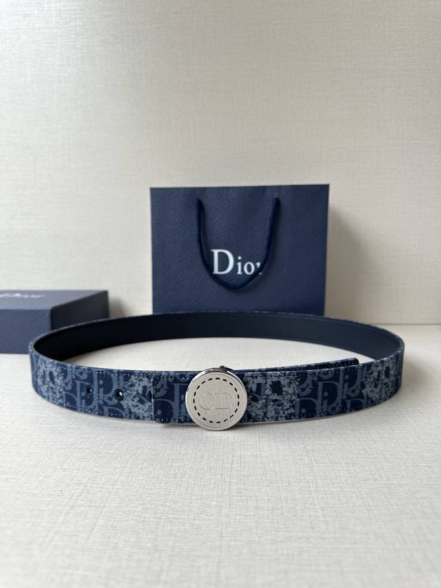 Width 3.5cm This Dior Charm belt buckle is a new addition to the summer menswear