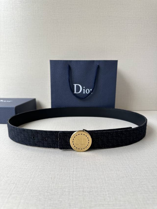 Width 3.5cm This Dior Charm belt buckle is a new addition to the summer menswear