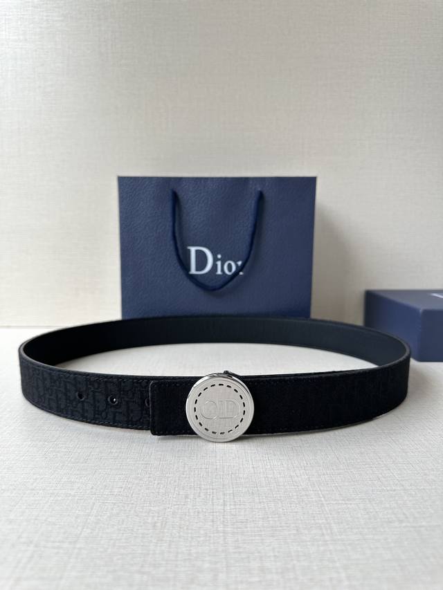 Width 3.5cm This Dior Charm belt buckle is a new addition to the summer menswear