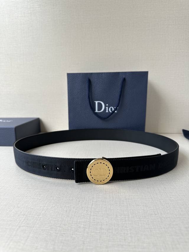 Width 3.5cm This Dior Charm belt buckle is a new addition to the summer menswear