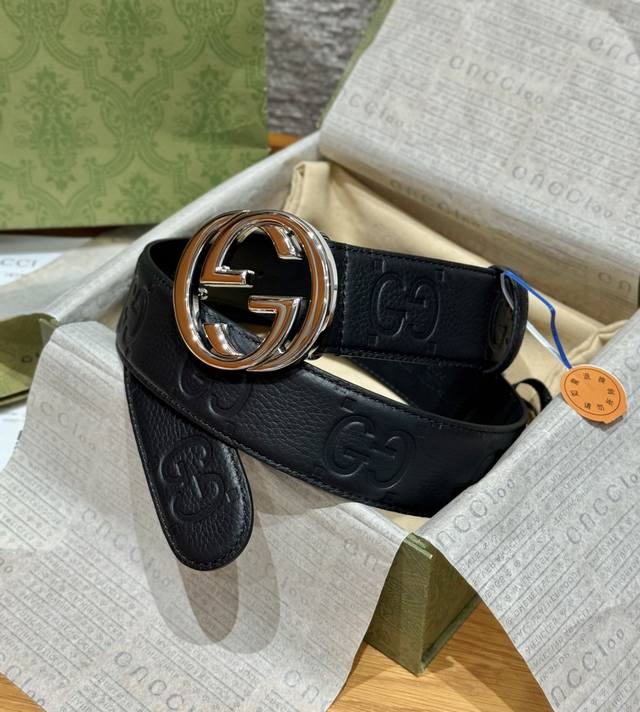 Wide belt with interlocking double G buckle. A signature element from the classi