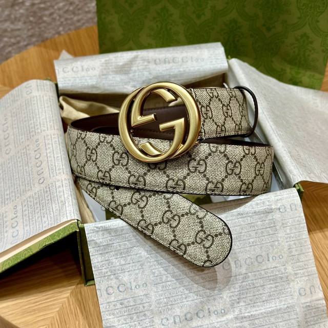 Giorgio Armani's new men's belt (DDDcontinues to infuse classic designs with new