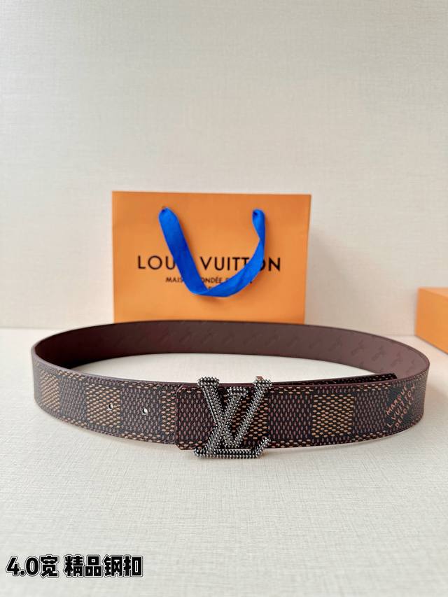 This Lv floral 4.0 wide reversible belt revisits historical elements of the hous