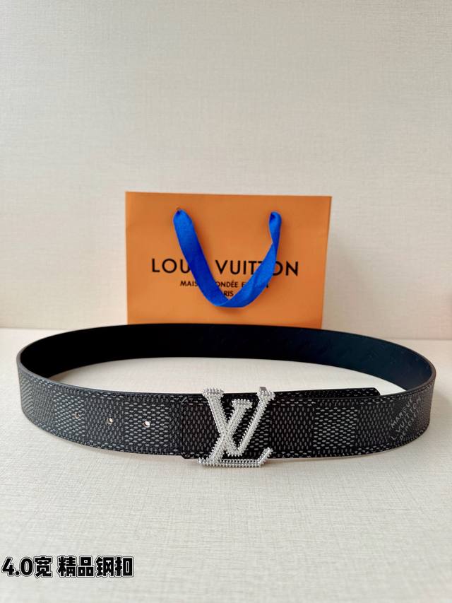 This Lv floral 4.0 wide reversible belt revisits historical elements of the hous