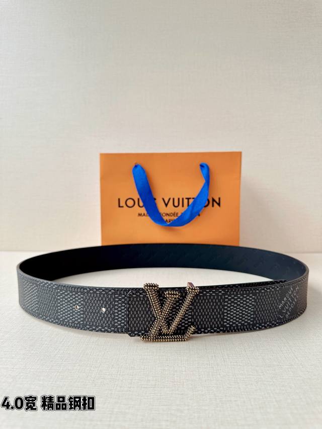 This Lv floral 4.0 wide reversible belt revisits historical elements of the hous