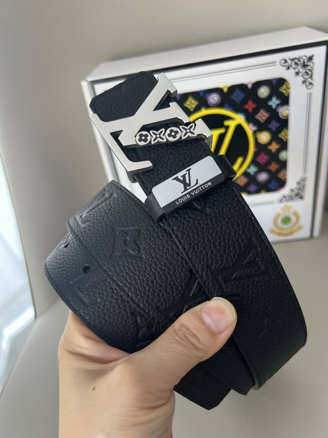 品名：Lv..路易..威登原单 材质：原单牛皮腰带 百分百头层牛皮腰带保证真皮钢扣，专柜原单品质、做工精细，时尚大牌，送人自用首选 包装： 请认准如图专柜包装赠