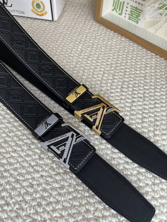 品名：Lv..路易..威登原单钻扣 材质：原单牛皮腰带 百分百头层牛皮腰带保证真皮钢扣，专柜原单品质、做工精细，时尚大牌，送人自用首选 包装： 请认准如图专柜包