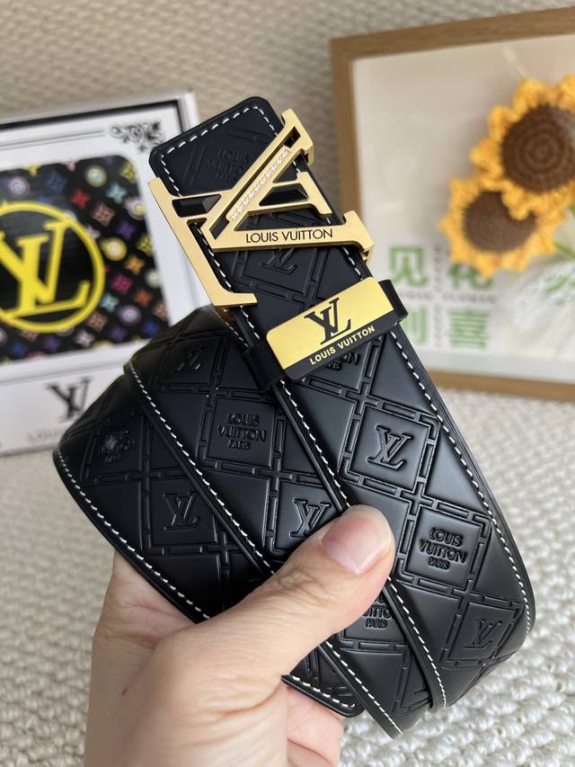 品名：Lv..路易..威登原单钻扣 材质：原单牛皮腰带 百分百头层牛皮腰带保证真皮钢扣，专柜原单品质、做工精细，时尚大牌，送人自用首选 包装： 请认准如图专柜包