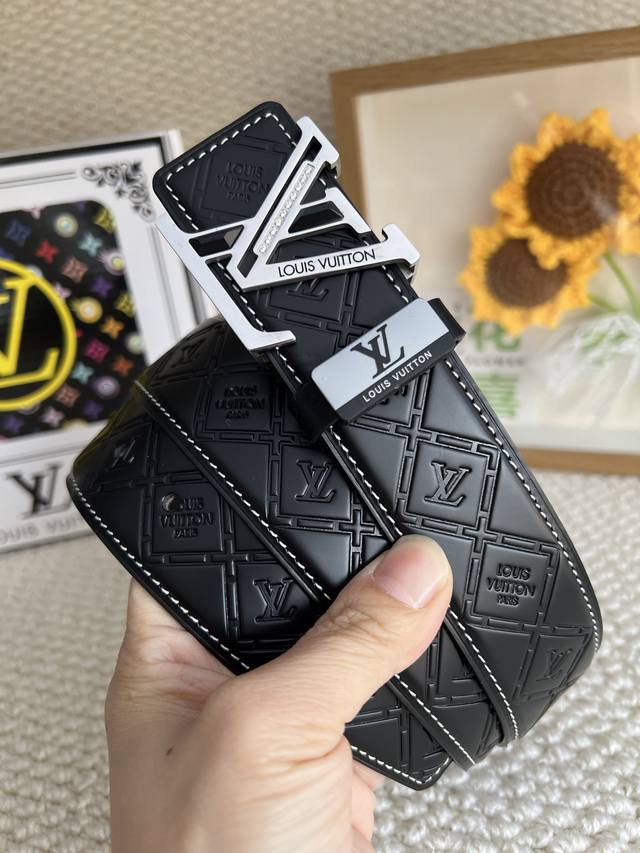 品名：Lv..路易..威登原单钻扣 材质：原单牛皮腰带 百分百头层牛皮腰带保证真皮钢扣，专柜原单品质、做工精细，时尚大牌，送人自用首选 包装： 请认准如图专柜包