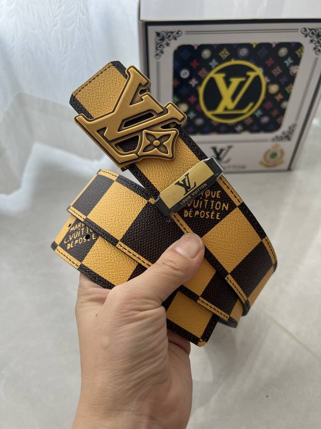 品名：Lv..路易..威登原单 材质：原单牛皮腰带 百分百头层牛皮腰带保证真皮钢扣，专柜原单品质、做工精细，时尚大牌，送人自用首选 包装： 请认准如图专柜包装赠