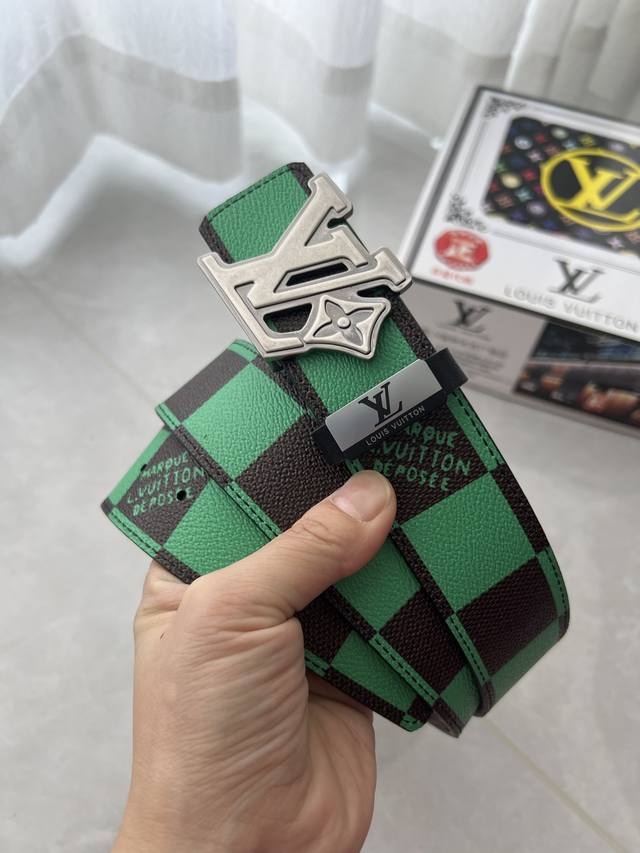品名：Lv..路易..威登原单 材质：原单牛皮腰带 百分百头层牛皮腰带保证真皮钢扣，专柜原单品质、做工精细，时尚大牌，送人自用首选 包装： 请认准如图专柜包装赠
