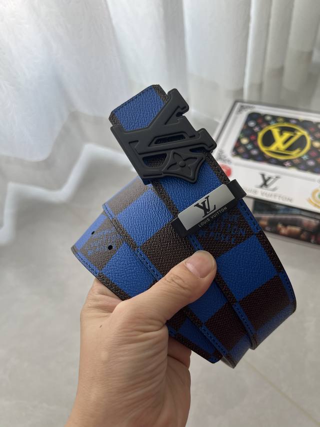 品名：Lv..路易..威登原单 材质：原单牛皮腰带 百分百头层牛皮腰带保证真皮钢扣，专柜原单品质、做工精细，时尚大牌，送人自用首选 包装： 请认准如图专柜包装赠