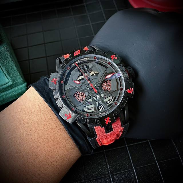 黑1000罗杰杜彼Rogerdubuis 特别呈现王者竞速46Mm系列，不羁创想，燃情电竞，无畏精神，打破疆界。Lpl禹景曦 若风 、高地平 Gogoing 、