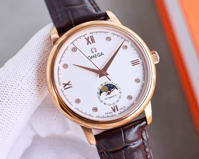 金 Omega 新款推荐，蝶飞系列＂升级版＂，机芯型号为Eta2824-6机芯 6位真日历与24小时星辰功能 质量稳定，尺寸40Mm，厚度1.1Mm.表壳为31
