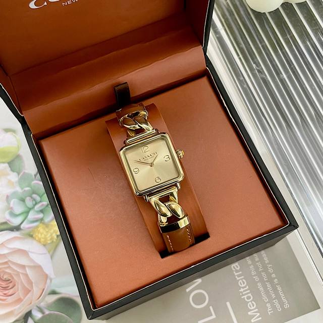 明星同款～原单新款 Coach 蔻驰Cass小方糖皮穿链手表女表情人节礼物，中央经典Coach，精致方形表盘，轻奢配色，四点数字时标，简约雅致，钢条拼接牛皮表带