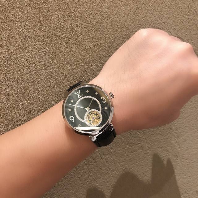 牛货 Lv Lv路易威登 大表头 高精镶钻字面，尺寸：直径 41Mm 厚度 14Mm，机械，蓝宝石玻璃，简评推荐： Les Ardentes高级珠宝腕表，卓越镶