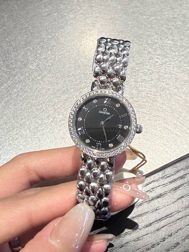 欧米茄 Omega 精品女神水滴系列腕表。精致唯美的设计，让您的美丽无处不在，也将华丽与经典融合，创造出惊艳巨作，表盘清新淡雅，色彩的格调将华丽装点腕间，悦享浪