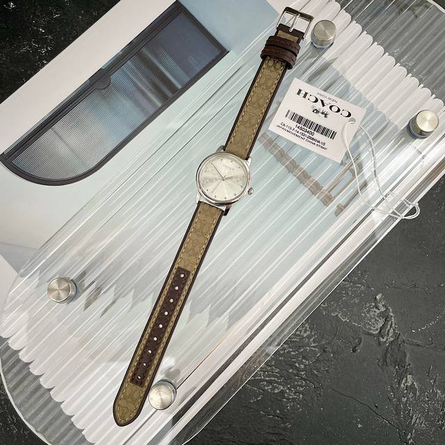 精致设计Coach女士腕表，融合精致设计与高实用性，百搭简约气质， 纤薄表壳结构、优雅配色，经典皮加帆布带、型号：14503400.尺寸：28Mm，进口石英机芯