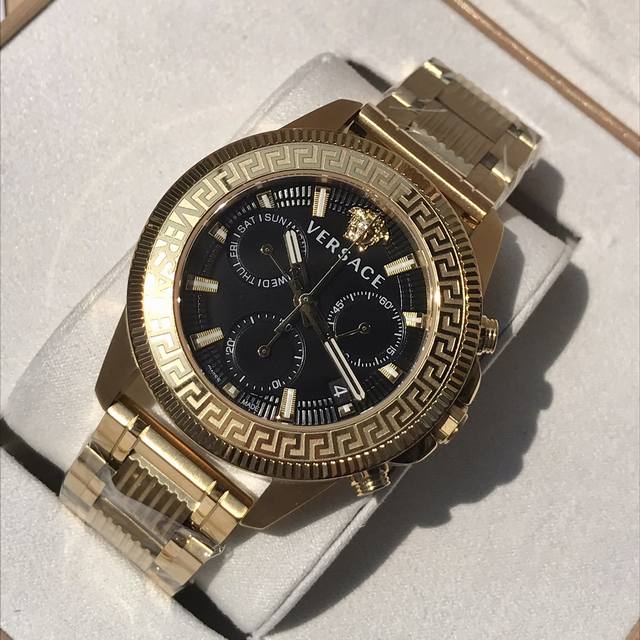 新款到！Original 范思哲Versace 新款上市！全新Ve3J计时系列男士石英腕表 。表径～45Mm。线条大胆的盘面设计，顶圈镌刻有希腊回纹图案，更在7