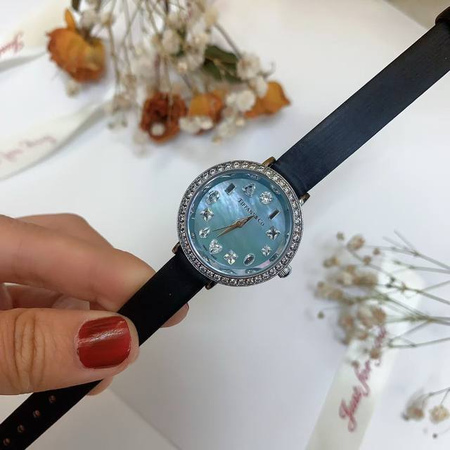 白钻 金钻470Tiffany&Co.蒂芙尼 这款腕表的表盘设计灵感源自20世纪六七十年代的一系列蒂芙尼复古广告,每个时标分别镶嵌一颗采用不同切割方式的钻石,圆 白钻 金钻470Tiffany&Co.蒂芙尼 这款腕表的表盘设计灵感源自20世纪六七十年代的一系列蒂芙尼复古广告,每个时标分别镶嵌一颗采用不同切割方式的钻石,圆