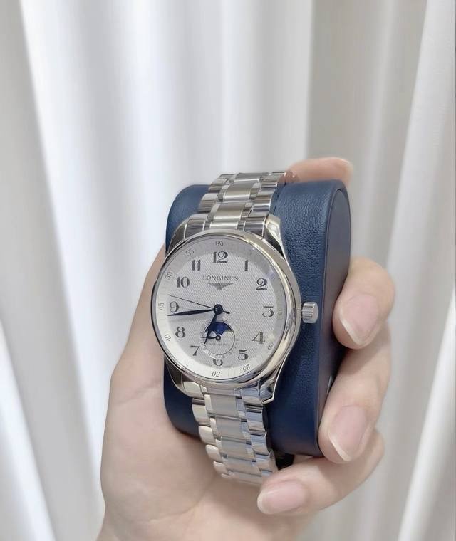 浪琴Longines 名匠系列 男士商务风碗表 初入职场，穿着正装的我总是感觉缺少了块表 在同事推荐下，我找到了一块属于自己的腕表 在职场上的我，形象又有了进一