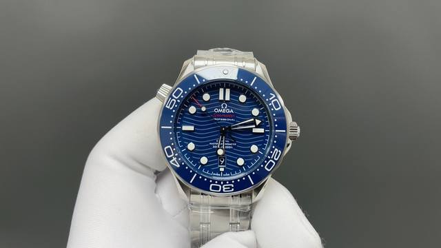 真正一体8800机芯海马 米潜水表系列，配件几乎可以与原装互通，动储55小时，最新官网同步摆轮鱼鳞纹打磨，7个陶瓷轴承滚珠