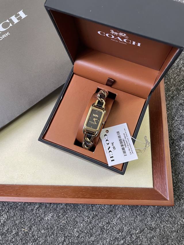 Coach Cadie系列“小方糖”腕表黑色款 复古方盘和皮穿链设计！皮穿链设计是这款表的灵魂，玫瑰金金属链节中穿插米白色小牛皮，刚柔并济，既是表带也是手链。链