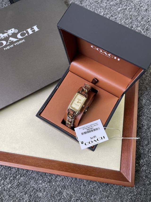 Coach Cadie系列“小方糖”腕表，棕色款 复古方盘和皮穿链设计！皮穿链设计是这款表的灵魂，玫瑰金金属链节中穿插米白色小牛皮，刚柔并济，既是表带也是手链。