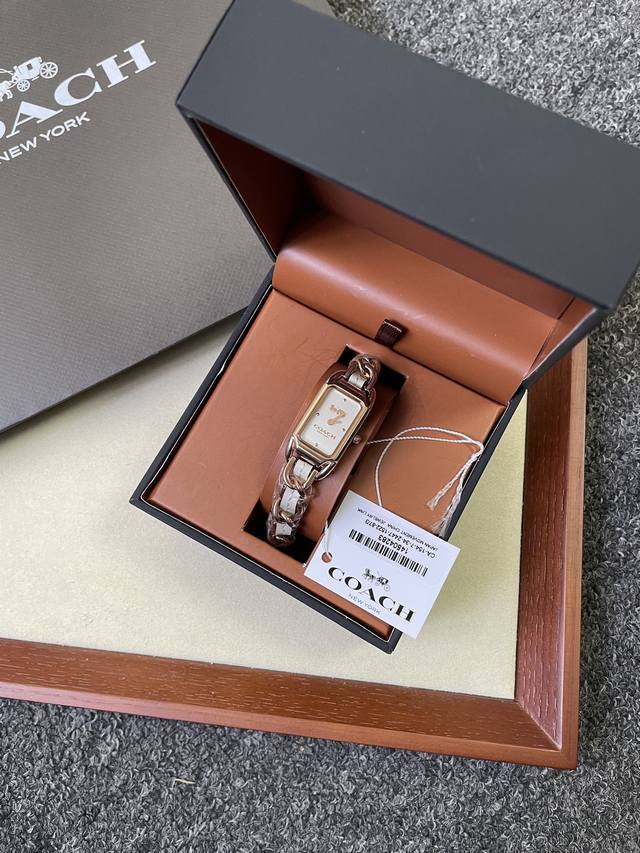 Coach Cadie系列“小方糖”腕表白色款 复古方盘和皮穿链设计！皮穿链设计是这款表的灵魂，玫瑰金金属链节中穿插米白色小牛皮，刚柔并济，既是表带也是手链。链