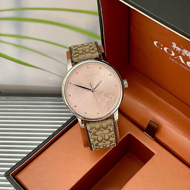 新款原单，精致设计Coach女士腕表，融合精致设计与高实用性，百搭简约气质， 纤薄表壳结构、优雅配色，经典皮加帆布带、型号：14503404，尺寸：36Mm，进