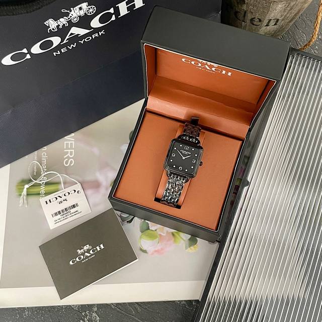 最新款出货～，原单Coach 女士手表小方表，造型赋予Cass 腕表现代而独特的风格。设计光滑的链式、漆面表盘，并饰有数字和闪亮水晶标记。高贵优雅黑～神秘感十足