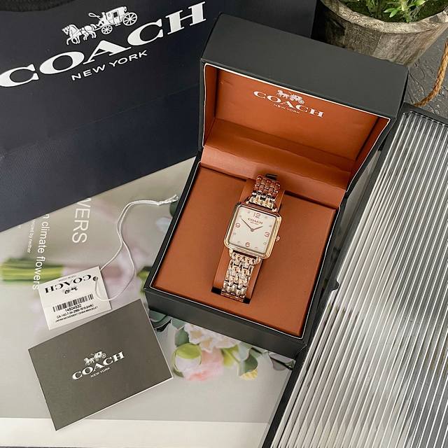 最新款出货～，原单Coach 女士手表小方表，造型赋予Cass 腕表现代而独特的风格。设计光滑的链式、漆面表盘，并饰有数字和闪亮水晶标记。百搭气质优雅～型号：1