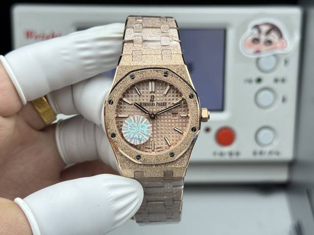 Gr presents the Audemars Piguet Royal Oak 67651Or Ladies' Quartz Watch