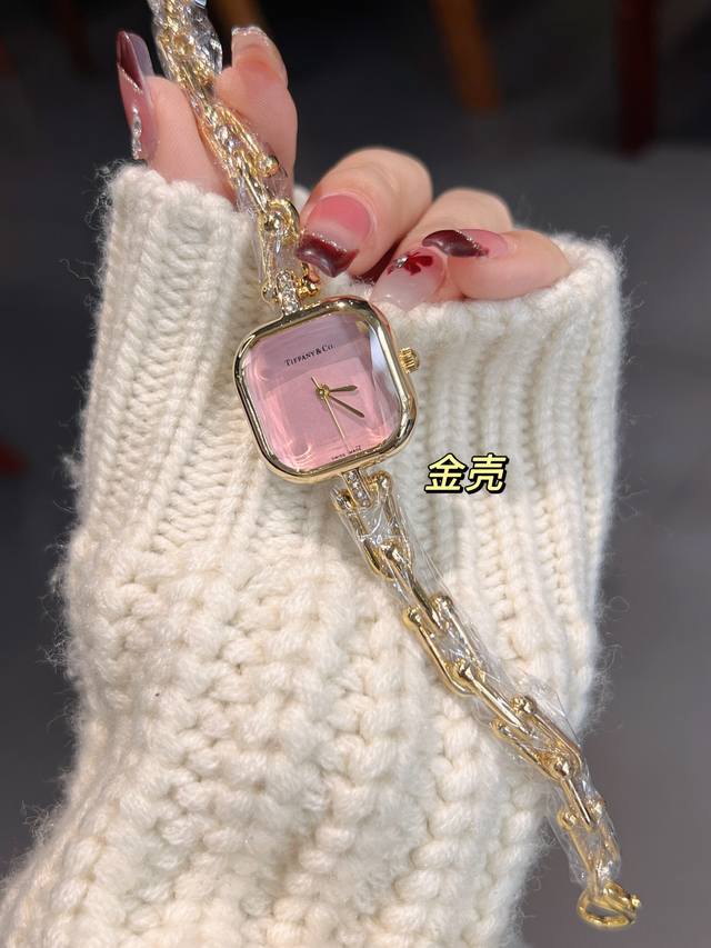 新款推荐 Tiffany&Co.新款腕表 它不仅是一款计时工具,更是时尚与品味的象征。 外观设计:简约而不简单,独特的方形表壳,更显奢华与精致,搭配精致的缎带皮 新款推荐 Tiffany&Co.新款腕表 它不仅是一款计时工具,更是时尚与品味的象征。 外观设计:简约而不简单,独特的方形表壳,更显奢华与精致,搭配精致的缎带皮