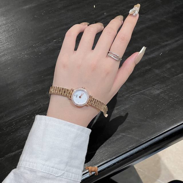 爱马仕的福宝 Faubourg 系列手表，表盘直径约21Mmx18Mm，更小巧精致，适合纤细手腕或偏好低调风格的用户。璀璨时刻，优雅尽显。进口迷你石英机芯，精准