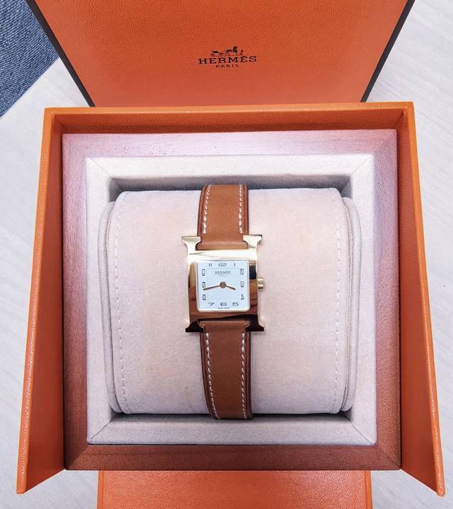 爱马仕Heureh金棕金表盘小号25Mm 小号金棕金配马鞍皮表带，手腕15.5戴小号刚刚好。小号内表盘是21×21Mm的。表带皮质摸起来很软，听说马鞍皮也很耐磨
