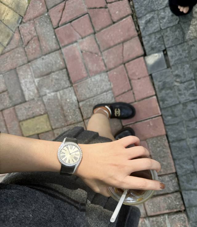 伯爵69Limelight Gala腕表尺寸32Mm运用一流的壳套打磨工艺,诠释伯爵优雅气质。.采用定制版瑞士石英机芯,续航给力,走时稳健。镶饰60颗明亮式切割 伯爵69Limelight Gala腕表尺寸32Mm运用一流的壳套打磨工艺,诠释伯爵优雅气质。.采用定制版瑞士石英机芯,续航给力,走时稳健。镶饰60颗明亮式切割