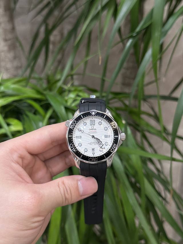 In-stock, real-shot Seamaster Planet Ocean 300, equipped with a fully automatic